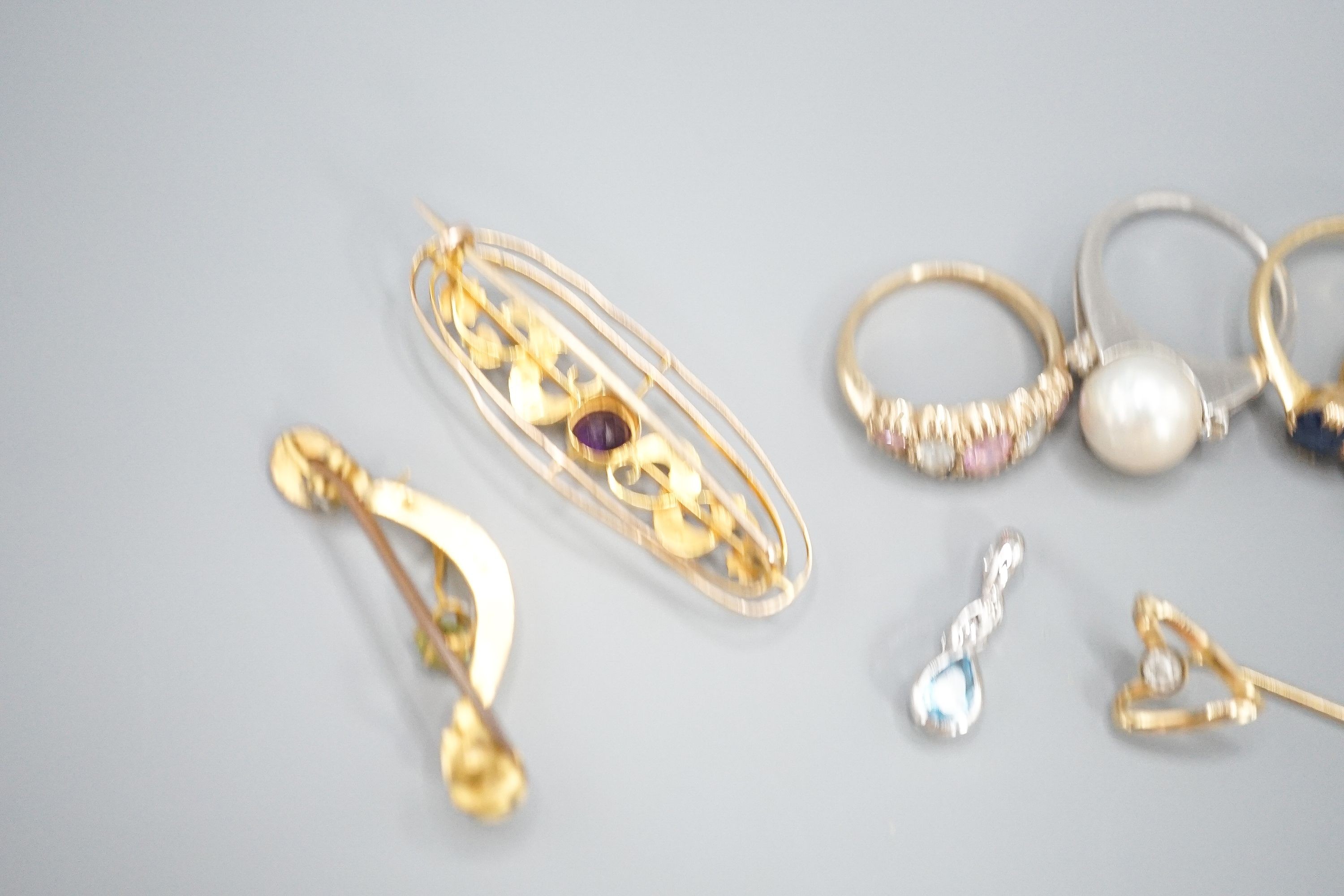 An 18ct and illusion set diamond ring, gross 2.4 grams, two 9ct gold and gem set rings, gross 4.8 grams, a yellow metal gem set ring and a white metal and cultured pearl ring (gross 6.4 grams) and four other items of jew